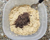 Foto del paso 4 de la receta: 🥥🍫Galletitas de avena, chocolate amargo, agua de coco y coco rallado -sin harina🍫🥥 súper fáciles