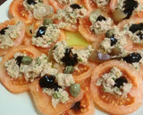 Foto del paso 3 de la receta: Tomate aliñado con atún y alcaparras