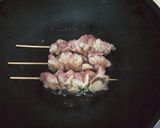 รูปขั้นตอนการทำที่ 6 ของ สะโพกไก่ย่างบ๊วยและใบชิโสะ