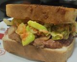Foto del paso 7 de la receta: Sándwich🍗de pollo🥓y ensalada fresca🥯🧅🥑