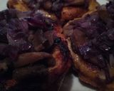Lilahagymás, gombás tarja, füstölt sajt “szigeteléssel” recept fázis 4 fotója