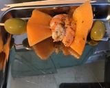 Une image de l'étape 4 de Brochettes de melon aux crevettes épicées et olives vertes.