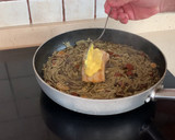 Foto del paso 7 de la receta: Fideuà de calamares (en lata), langostinos y bacalao gratinado con alioli