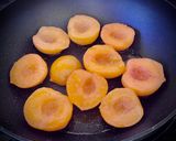 Foto del paso 3 de la receta: Melocotones flambeados con mascarpone a la vainilla y frutos secos