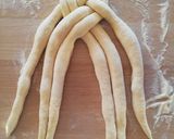 Foto del passaggio 4 della ricetta Treccia di pane al latticello a 6 capi, ricetta del riciclo 🌷
