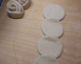 Foto del passaggio 2 della ricetta Ciambella Dolce Lievitata Morbide Rose