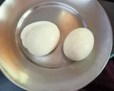 A picture of step 1 of Eggs sandwich.