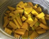 Hình bước làm 2 của món Bí đỏ xào tỏi và rau ngổ