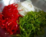 Foto del paso 2 de la receta: Hamburguesa de pollo con pimientos y jalapeños