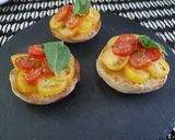 Foto del passaggio 9 della ricetta Friselle con marmellata di cipolle e pomodorini
