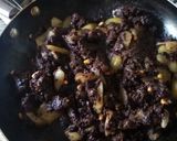 Foto del paso 5 de la receta Empanada de morcilla, pera y piñones
