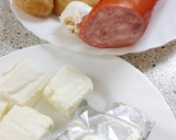 Foto del paso 1 de la receta: Patatas y salchichas al vapor con salsa agria de queso
