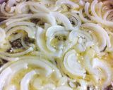 Foto del paso 2 de la receta Tostas de cebolla caramelizada, bacon y crema🥓