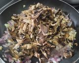 Foto del paso 2 de la receta: Salsa🍄‍🟫de champiñones🥙cremosa🥯🧄🧅