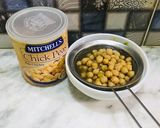 A picture of step 1 of Chick peas salad.