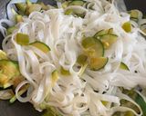 Foto del paso 5 de la receta Noodles de arroz con verduras 🍚