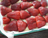 Foto del paso 4 de la receta: Torta de frutilla fácil sin harina ♥️🍓