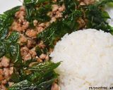 รูปขั้นตอนการทำที่ 6 ของ หมูสับผัดกระเทียมพริกไทยใบโหระพากรอบ