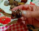 Foto del passaggio 10 della ricetta Tartufini al caffè e mascarpone con smarties colorati al cioccolato