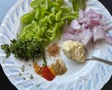 A picture of step 1 of Simla Mirch besan.