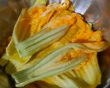 कद्दू के फूल के पकौड़े kaddoo ke phool ke pakode रेसिपी चरण 2 फोटो
