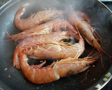 Foto del paso 3 de la receta: Gambones con genjibre, cebolla y soja