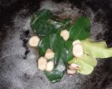 Foto langkah ke 3 dari resep Keripik pangsit simpel.