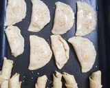 صورة لخطوة 4 من وصفة عجينة الثلاث (فطائر زعتر ونقانق ولحم)