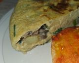 Foto del paso 6 de la receta: Tortilla de patata, calabacín, champis y cebolla de ensalada con ajo y perejil