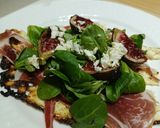Foto del paso 1 de la receta: Idea de cena saludable: Falsa pizza de queso cottage, jamón ibérico, rúcula, higos y feta