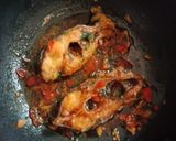 Foto langkah ke 5 dari resep Ikan Masak Kecap.