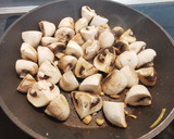 Foto del paso 3 de la receta: Ajos Tiernos (Ajetes) con Champiñones