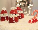 Foto del paso 6 de la receta: Santa Claus o papá Noel en frutillas con crema chantillí!