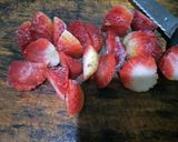 Foto langkah ke 5 dari resep Frozen strawberry no bake cake gluten free.