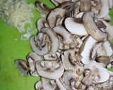 Foto langkah ke 1 dari resep Tumis Brokoli Jamur Kancing.