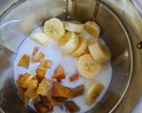 A picture of step 2 of Banana chikoo smoothi.