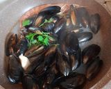 Foto del passaggio 3 della ricetta Tonnarelli su gazpacho di peperoni con cozze e gamberi