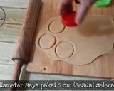 Foto langkah ke 5 dari resep Pastel mini kering isi abon renyah dan gurih.