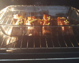 Foto del paso 5 de la receta: Salmón jerk con chips y ensalada