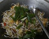 Foto langkah ke 3 dari resep Dadar telor cah tauge.