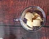 A picture of step 1 of Banana milkshake.
