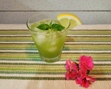 Foto del paso 3 de la receta: Cóctel Gin Basil Smash / Gin con albahaca