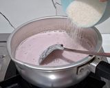 Foto langkah ke 3 dari resep Puding Susu Strawberry.