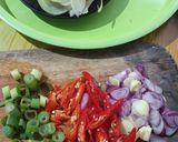 Foto langkah ke 2 dari resep Telur Ceplok Kuah Kecap Bombay.
