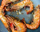Foto langkah ke 5 dari resep Garlic Butter Prawns.