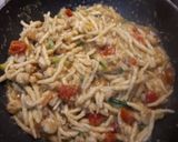 Foto del passaggio 3 della ricetta Pasta zucchine pomodorini e gamberetti