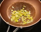 Foto del paso 1 de la receta: Cena saludable! Tortilla fit, jugosa de jamón York, puerro y atún