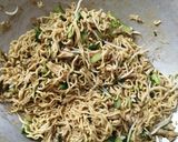 Foto langkah ke 5 dari resep Mie Goreng Ayam Kecap.