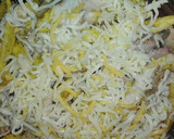 Foto del paso 3 de la receta: Patatas con pechuga de pollo salchichas frescas champiñones aderezadas y gratinada