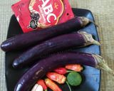 Foto langkah ke 1 dari resep Terong Bakar Sambal Kecap.
